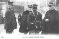  1909 Greve de Meru joffre felicite le brigadier qui a defendu l'usine Doudelle_new.jpg 